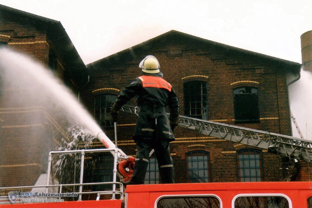 Werfereinsatz bei einem Dachstuhlbrand im November 1987 in der Industriestraße in Wilhelmsburg