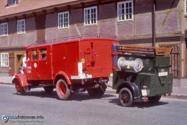 Da fährt er hin, der Mercedes-Benz LGF 3000 - ins Feuerwehrmuseum nach Norderstedt.