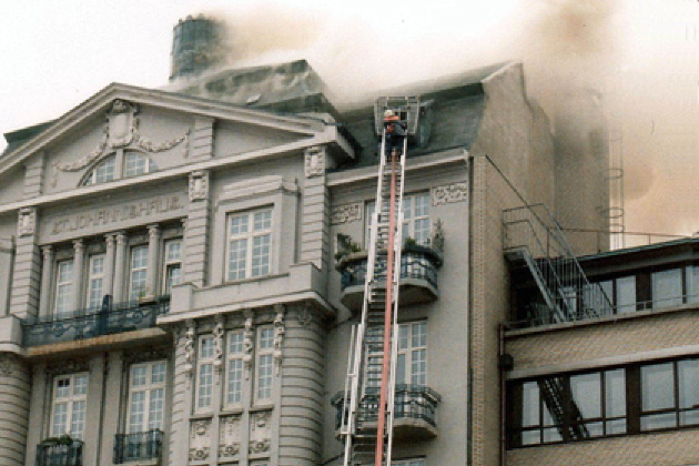 Löscharbeiten bei einem Dachstuhlbrand im Jahr 1990