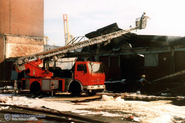 Nachlöscharbeiten bei einem Schuppenbrand im Hafen im Jahr 1985