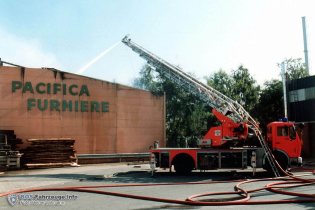 Nachlöscharbeiten über Wenderohr beim Brand einer Lagerhalle im Jahr 1991