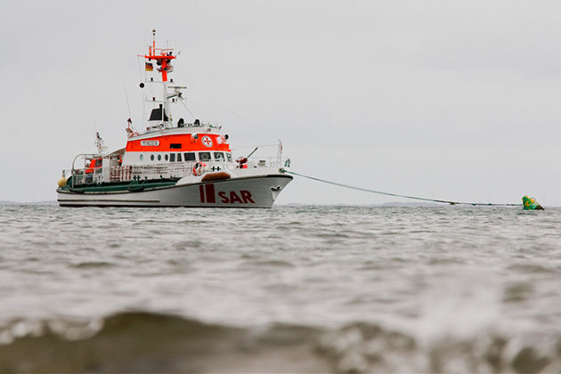 Felix Tietze schaffte es mit dieser Aufnahme "knapp über der Wasserlinie" des DGzRS-Seenotrettungskreuzer "Minden" ebenfalls in die "Screener's choice" - hoffentlich ist die Kamera trocken geblieben.