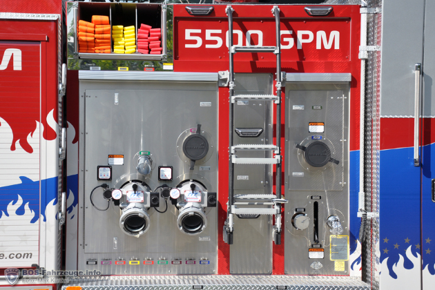 Drei Schnellangriffschläuche liegen in Buchten bereit.