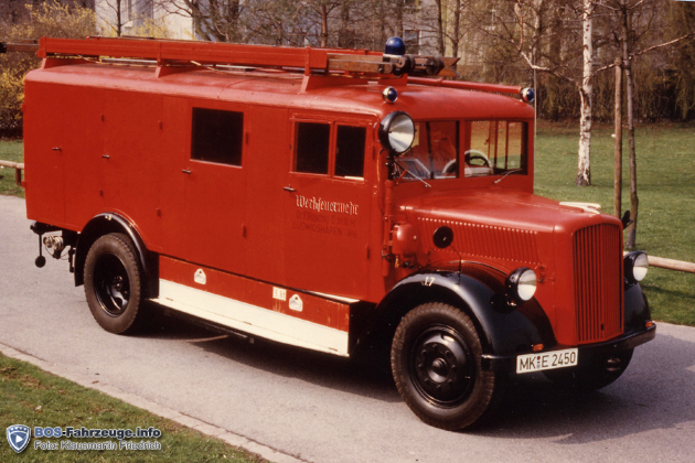 Trotz "Pappaufbau" noch gut erhalten: LF 15 der WF Dr. F. Rasching von 1947.