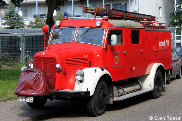 Seltenes LF 8 schwer, noch seltener mit Trittbrettern statt Schlauchkästen.