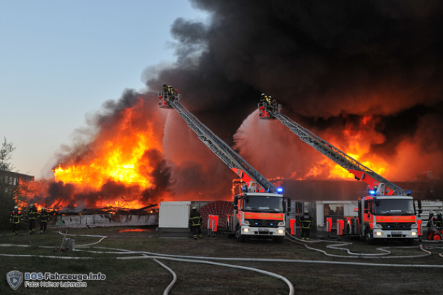 Einsatz bei einem Großbrand der Drehleitern der Feuer- und Rettungswache Wilhelmsburg und Berliner Tor.