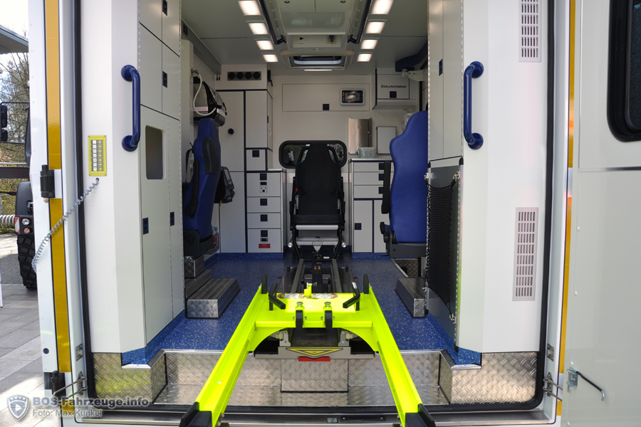 Blick in den Patientenraum, mit dem mittig platzierten Patiententragesessel