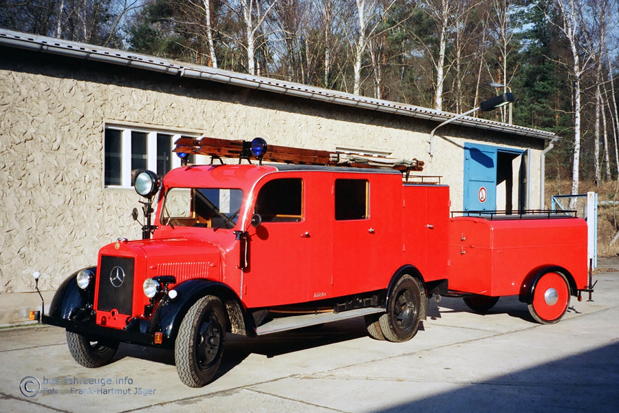 LLG, Mercedes-Benz L 1500, Aufbau Koebe (Luckenwalde), Baujahr 1940, unter anderem bei den Freiwilligen Feuerwehren Gröningen (1952-62) und Dalldorf (1962-78) stationiert gewesen, restauriert 1993 bis 1996 und erhalten bei der heutigen Mercedes-Benz Ludwigsfelde GmbH. 
