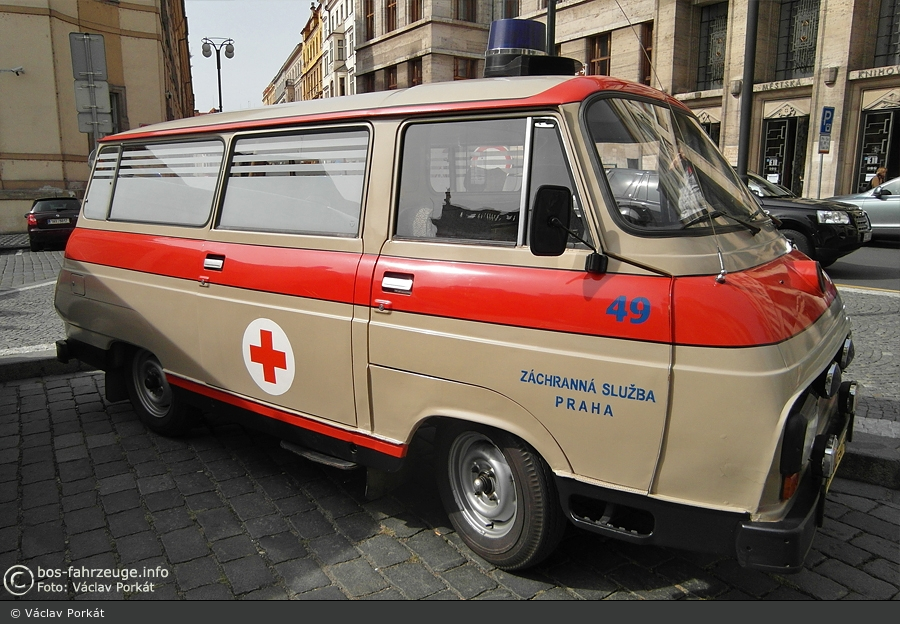 Ein Rettungswagen des Prager Rettungsdienstes wie er in der Zeit vor 1989 zum Standard gehörte. Als Fahrgestell kommt ein TAZ / Škoda1203 mit Ausbau von Chirana in der heutigen Slowakei zum Einsatz.