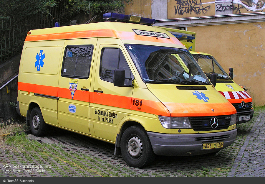 Ein Rettungswagen des Prager Rettungsdienstes wie er in der Zeit vor 1989 zum Standard gehörte. Als Fahrgestell kommt ein Mercedes-Benz Sprinter 312D zum Einsatz, der Ausbau stammt von Miesen.