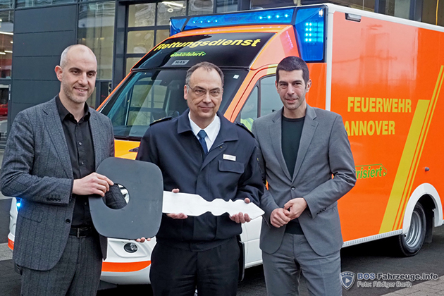 Hannovers Oberbürgermeister Belit Onay, Hannovers Feuerwehrchef Christoph Bahlmann und Erster Stadtrat und Feuerwehrdezernent Dr. Axel von der Ohe, bei der symbolischen Schlüsselübergabe